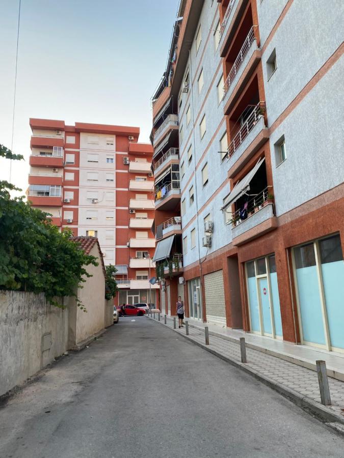 Downtown Apartment Fier Exteriör bild